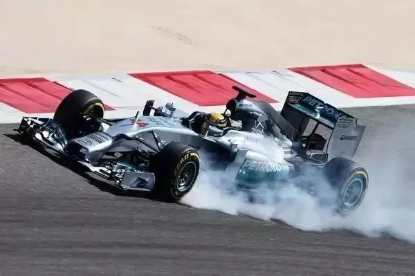 为什么F1赛车起步要推？介绍赛车手的战斗步骤-第3张图片-www.211178.com_果博福布斯